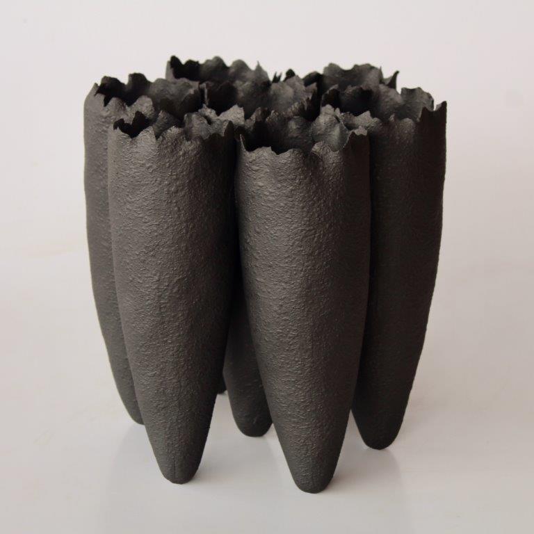 7 BLACK CERAMIC VASES JOINED  25X25X25CM